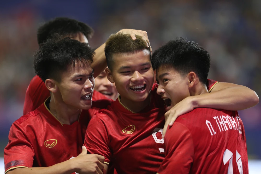 Nguyễn Văn Tùng cùng các đồng đội ăn mừng bàn thắng đầu tiên ở SEA Games 32. ẢNH: DŨNG PHƯƠNG 