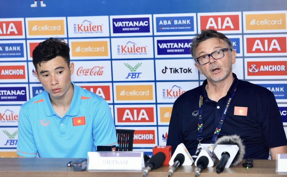 HLV Philippe Troussier cùng thủ môn Quan Văn Chuẩn tham dự buổi họp báo sau trận đấu. ẢNH: DŨNG PHƯƠNG 