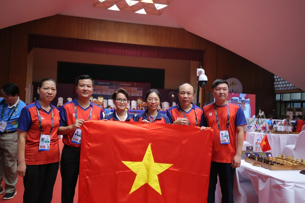Niềm vui chiến thắng của ban huấn luyện, 2 kỳ thủ Hồng Ân và Phương Thảo của đội tuyển cờ Ouk Chaktrang Việt Nam. ẢNH: DŨNG PHƯƠNG 