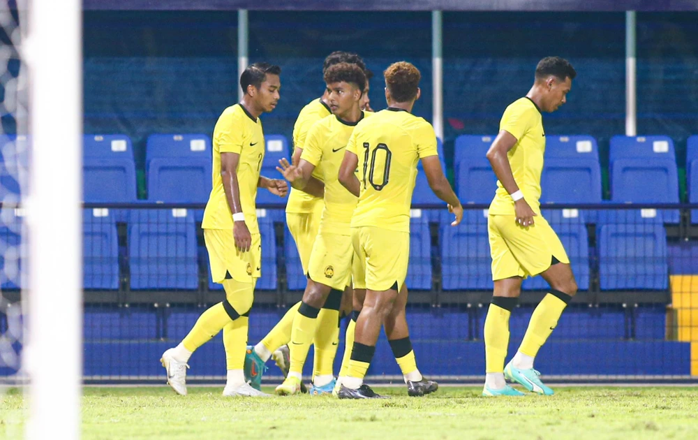 Các tuyển thủ U22 Malaysia ăn mừng bàn thắng vào lưới U22 Lào. ẢNH: DŨNG PHƯƠNG 