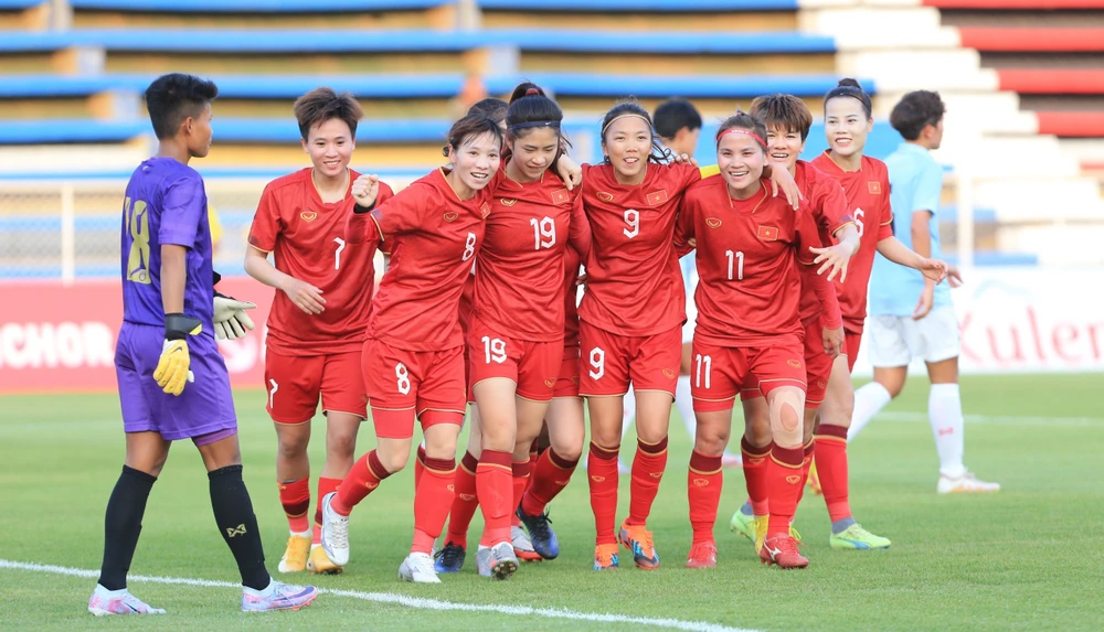 Các tuyển thủ Việt Nam ăn mừng bàn thắng của Huỳnh Như. ẢNH: DŨNG PHƯƠNG 