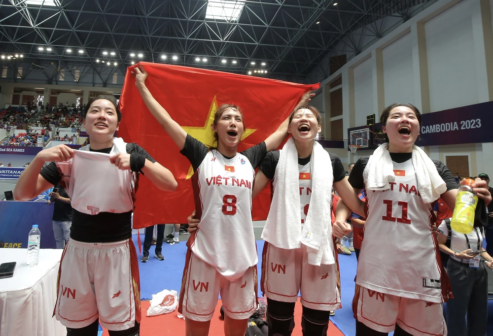 Niềm vui của 4 cô gái: Huỳnh Thị Ngoan - Trương Thảo My - Trương Thảo Vy và Nguyễn Thị Tiểu Duy của đội tuyển bóng rổ nữ 3x3 Việt Nam. ẢNH: DŨNG PHƯƠNG 