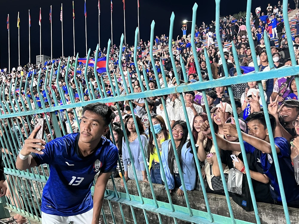 Các cầu thủ U22 Campuchia chụp ảnh khán giả sau trận đấu cuối cùng ở SEA Games 32. ẢNH: TÂM HÀ
