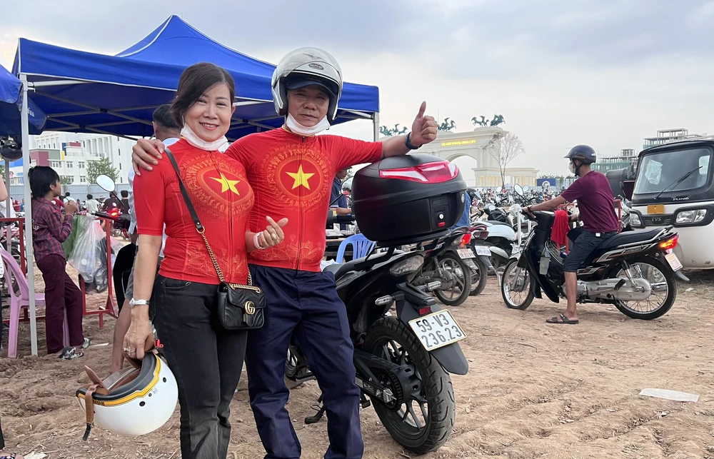 Vợ chồng ông Ba Phát, bà Hoa Lý chạy xe máy từ quận Gò Vấp (TPHCM) sang Phnom Penh. ẢNH: TÂM HÀ 