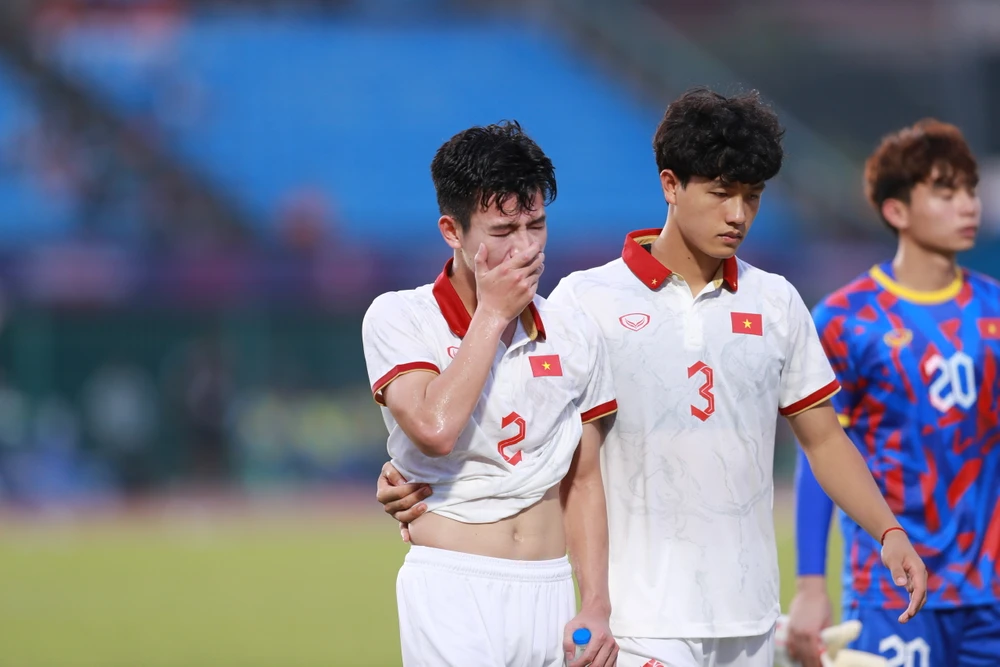 Giọt nước mắt đã rơi trên gò má của các tuyển thủ U22 Việt Nam. ẢNH: DŨNG PHƯƠNG 