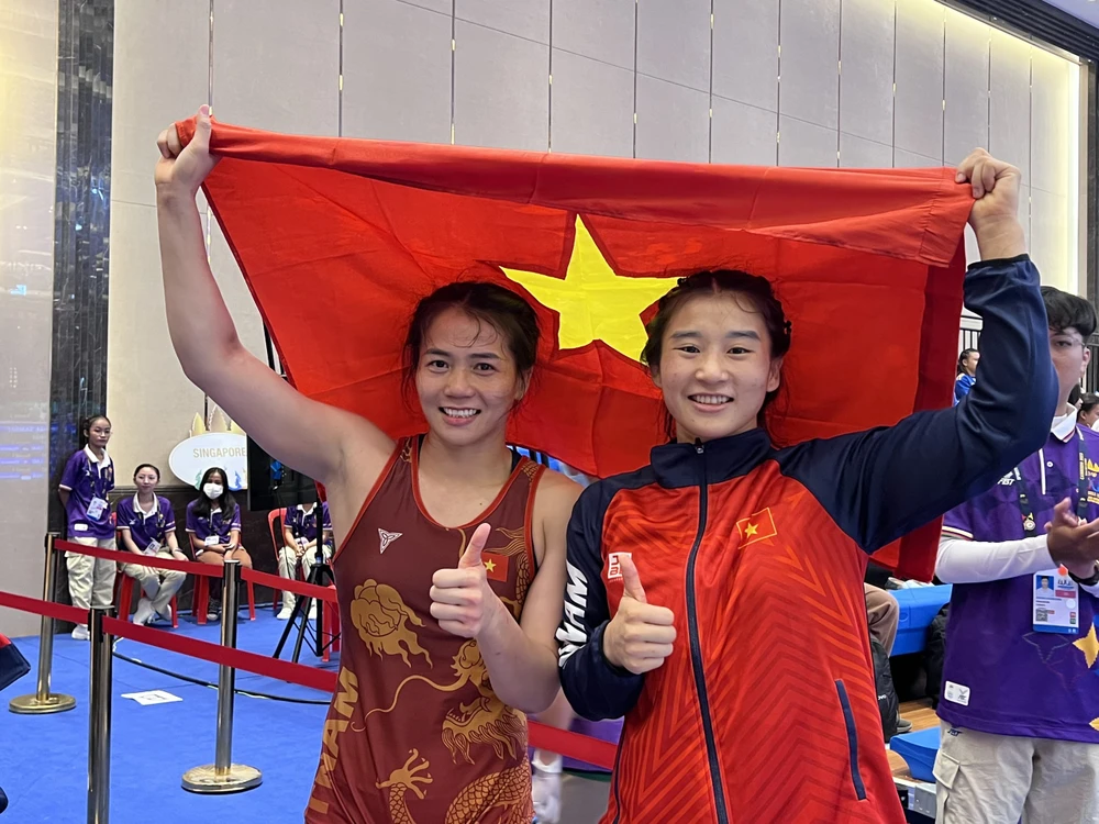 Niềm vui của Mỹ Hạnh (trái) và Mỹ Trang sau khi bảo vệ thành công tấm huy chương vàng SEA Games. ẢNH: TÂM HÀ 