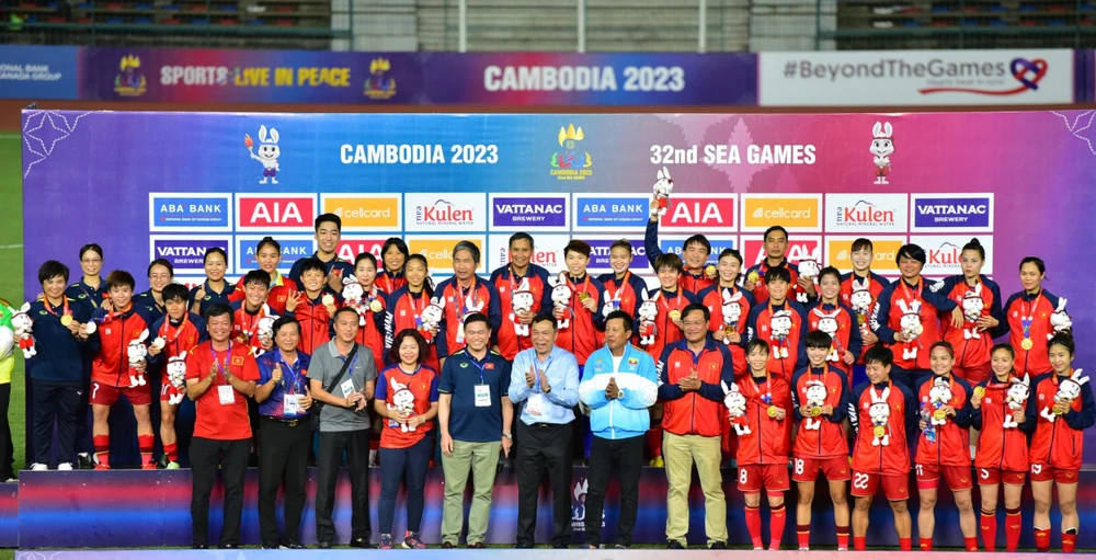 Đội tuyển nữ Việt Nam bảo vệ thành công tấm huy chương vàng ở SEA Games 32. ẢNH: DŨNG PHƯƠNG 