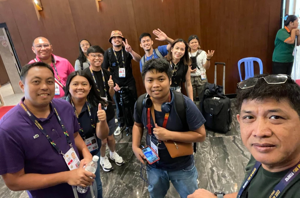 Nữ phóng viên Kristel Villar (thứ 3, từ trái sang) cùng các đồng nghiệp đến từ Philippines bị ấn tượng bởi công tác tổ chức SEA Games 32 của nước chủ nhà Campuchia. ẢNH: NVCC