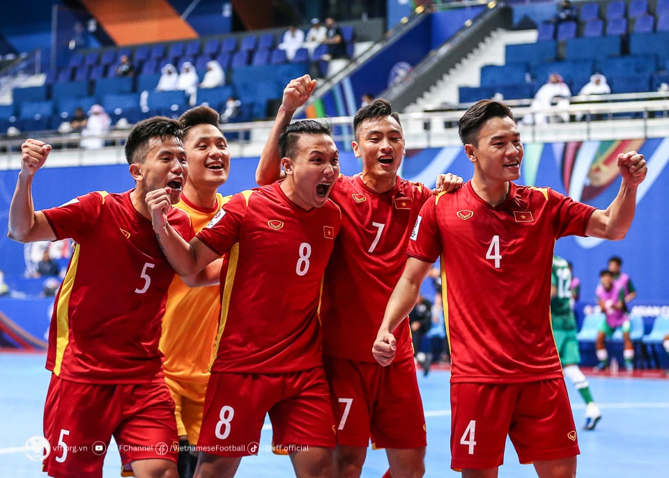 Đội tuyển futsal Việt Nam gút danh sách 16 cầu thủ đi tập huấn ở Nam Mỹ.