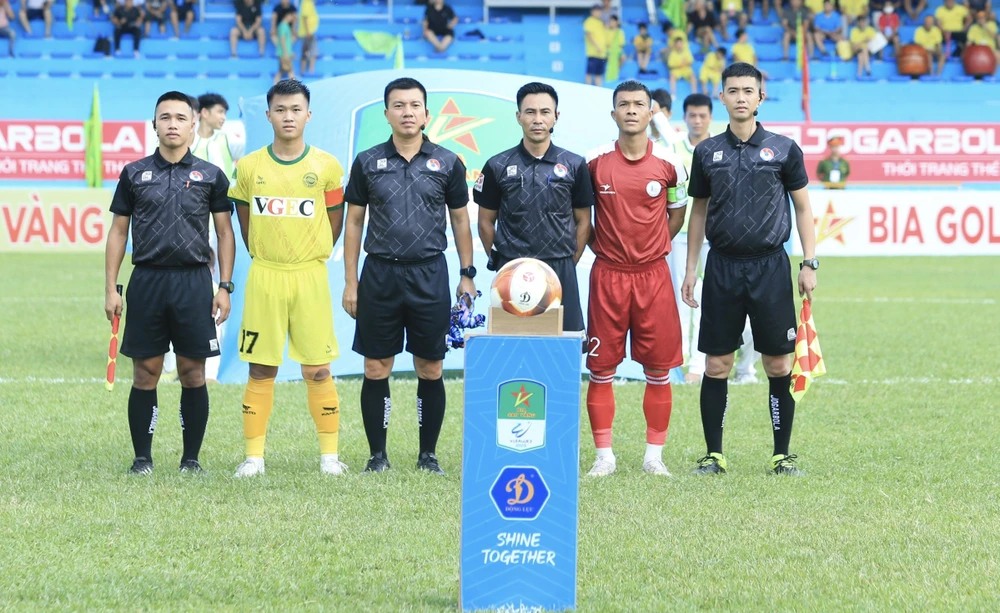 Trọng tài Lê Đức Cảnh (thứ 3, bên phải sang) có quyết định gây tranh cãi ở trận đấu giữa Hòa Bình - Bình Thuận. ẢNH: MINH HOÀNG 