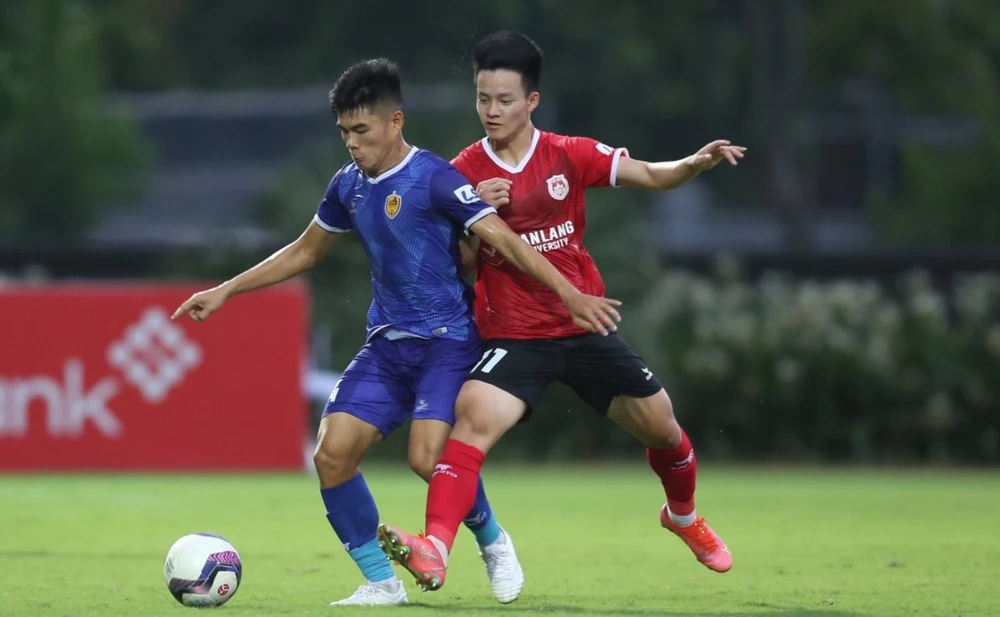 Trận đấu giữa PVF và Quảng Nam khép lại mà không có bàn thắng. ẢNH: MINH HOÀNG 
