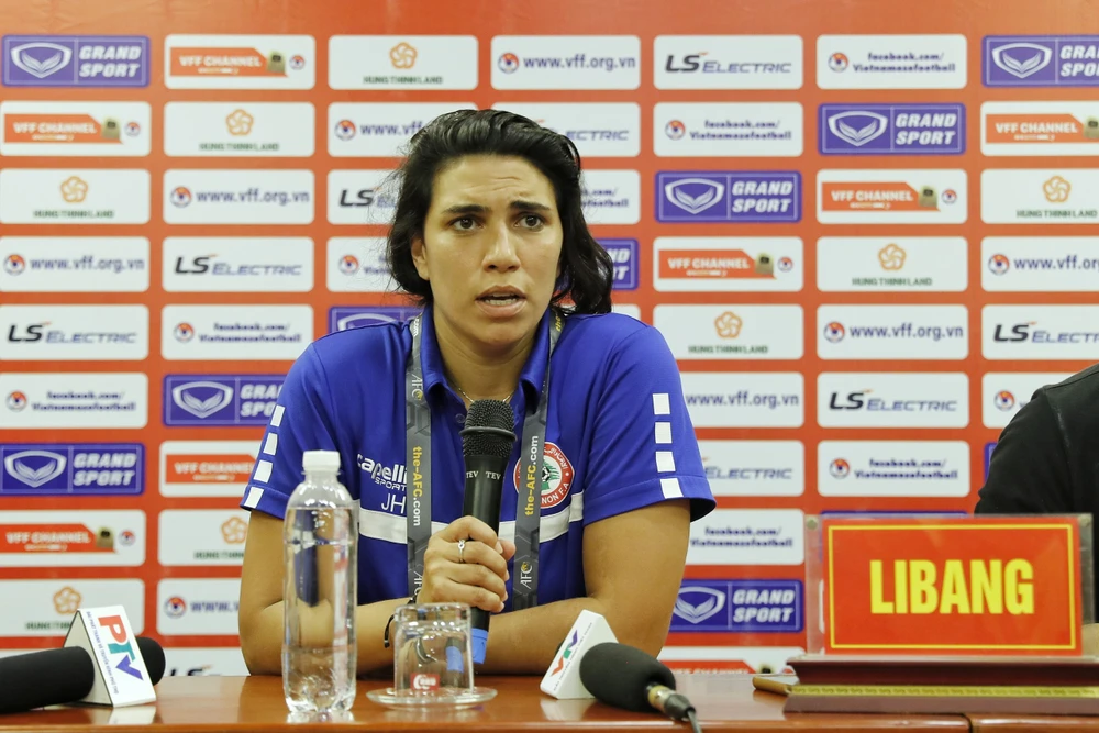 HLV Joanna Hamzeh của U20 nữ Lebanon không hài lòng về cách điều hành của tổ trọng tài. ẢNH: MINH HOÀNG 
