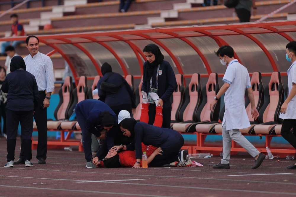 Nữ cầu thủ Zahraa Assaf (U20 nữ Iran) ngất xỉu và phải nhập viện sau trận đấu. ẢNH: KIỀU OANH