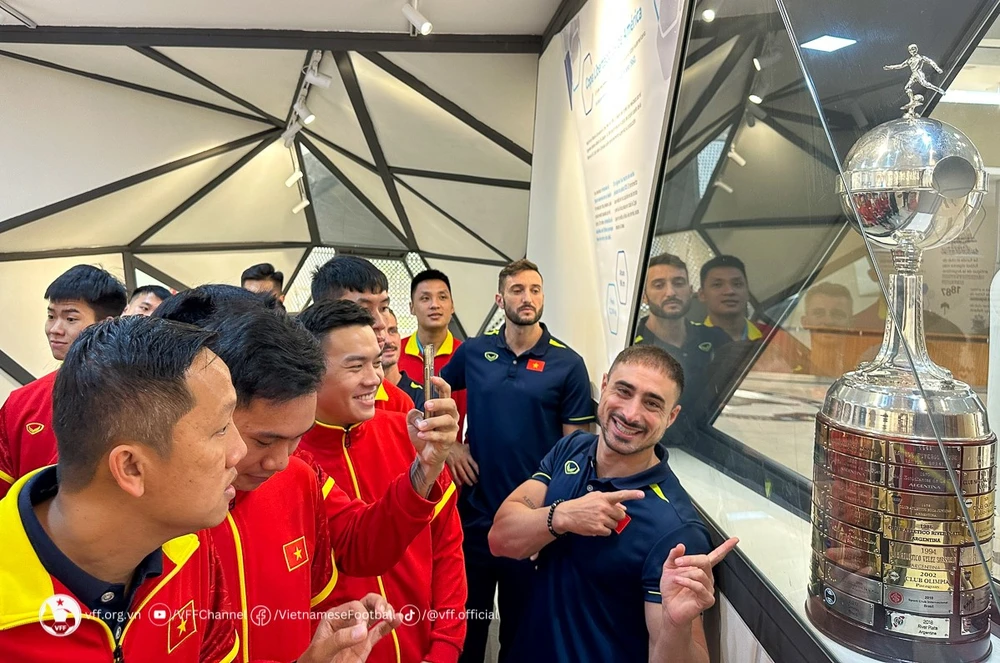 Các thành viên của đội tuyển futsal Việt Nam háo hức khi đến thăm quan Bảo tàng lịch sử của bóng đá Nam Mỹ. 