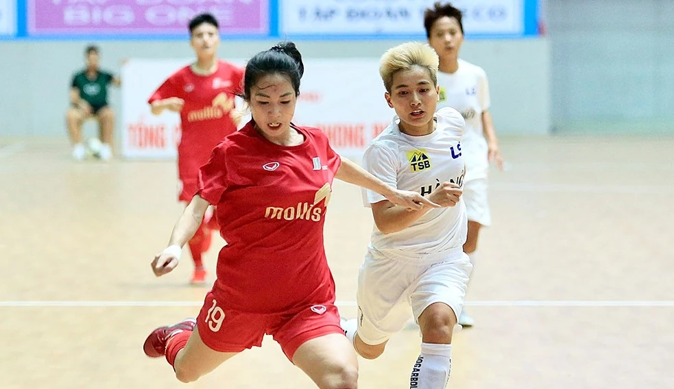 Trần Thị Duyên (áo đỏ, Phong Phú Hà Nam) và Bùi Thị Trang (áo trắng, Hà Nam) là những cầu thủ sân cỏ chuyển sang thi đấu Giải futsal nữ VĐQG 2023. ẢNH: ANH TRẦN 