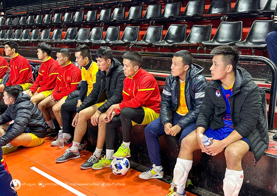 Các tuyển thủ futsal Việt Nam tập trung cho trận tái đấu với Argentina.