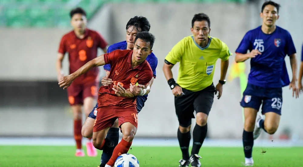 Chanathip cùng các tuyển thủ Thái Lan đã có trận đấu vất vả trên sân của Đài Bắc Trung Hoa. 