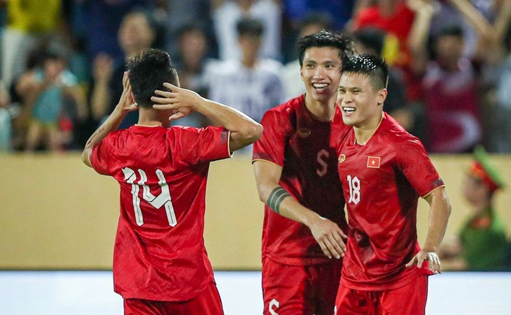 Các tuyển thủ Việt Nam ăn mừng bàn thắng của Phạm Tuấn Hải. Ảnh: MINH HOÀNG 
