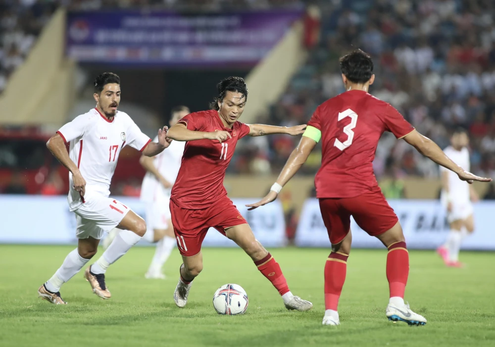 Nguyễn Tuấn Anh suýt có bàn thắng vào lưới Syria với tình huống sút xa ở cuối hiệp 1. ẢNH: MINH HOÀNG 