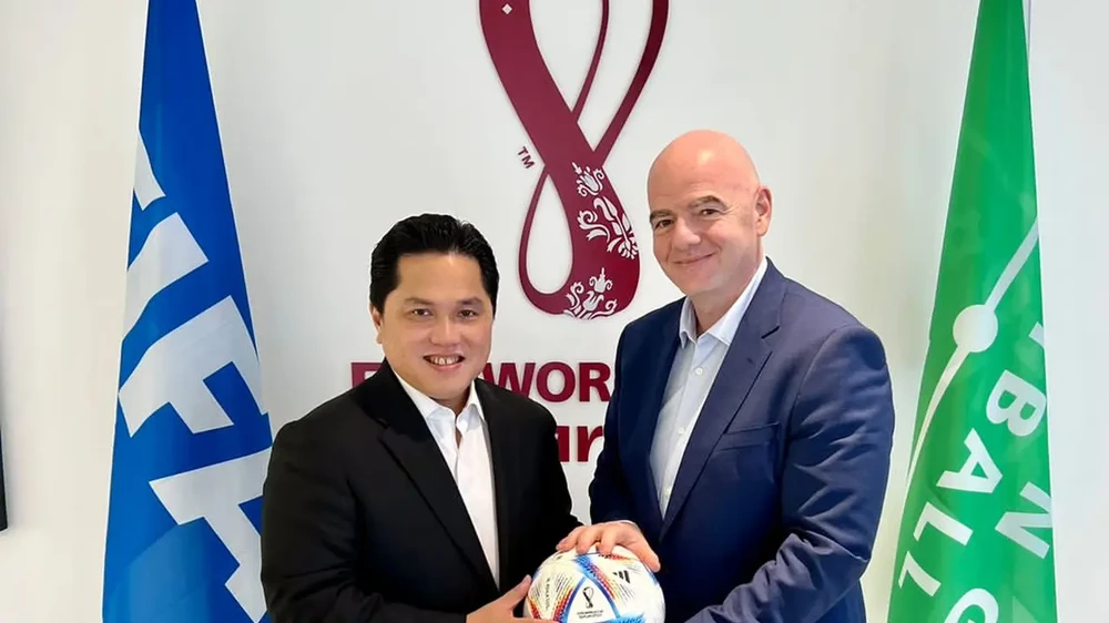 Chủ tịch FIFA Gianni InfantinoI trao quyền đăng cai U17 World Cup 2023 cho Indonesia. 