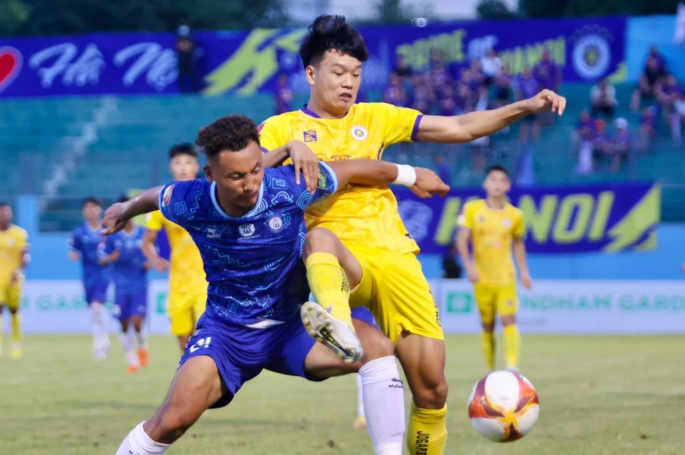 Hà Nội FC gặp nhiều khó khăn trên sân của Khánh Hòa.