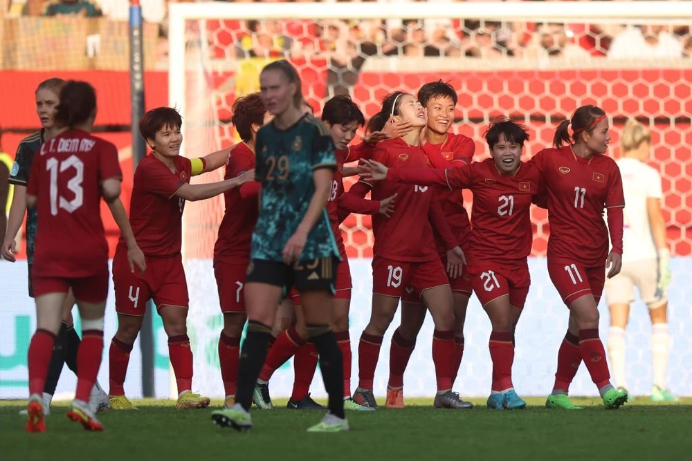 Niềm vui của đội tuyển nữ Việt Nam với bàn thắng của Thanh Nhã vào lưới Đức. ẢNH: GETTY 
