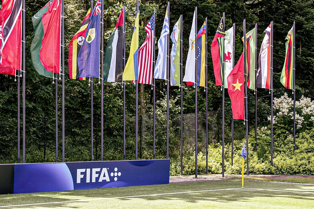 FIFA treo cờ rủ để tưởng nhớ cố cầu thủ Võ Minh Hiếu. ẢNH: FIFA 