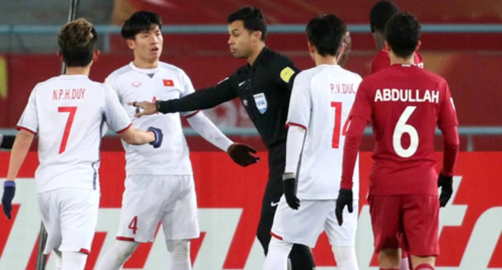 Trọng tài Muhammad Taqi điều khiển trận bán kết Giải U23 châu Á 2018 giữa U23 Việt Nam và U23 Qatar. ẢNH: ANH KHOA 