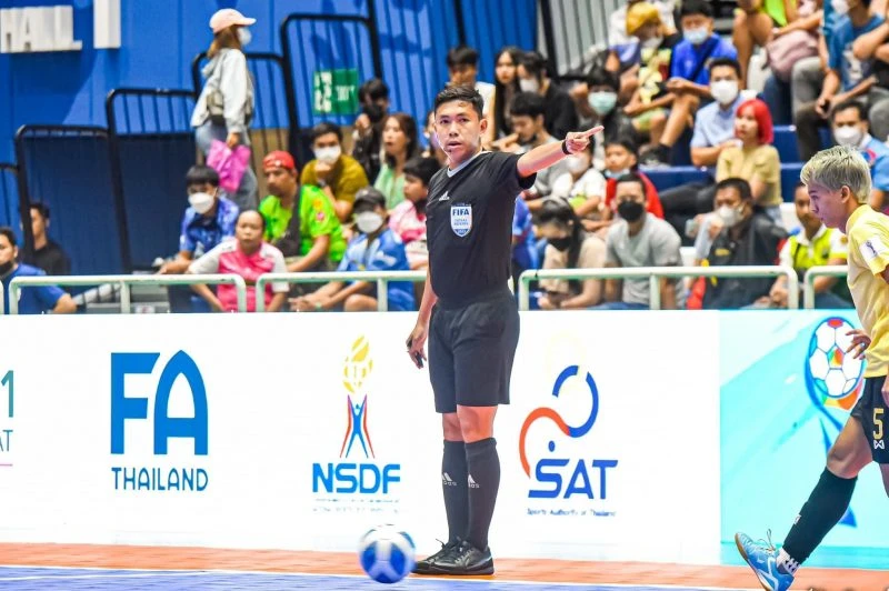 Trọng tài futsal Huỳnh Nguyên Thành điều hành một trận đấu ở Giải futsal quốc gia Thái Lan. 