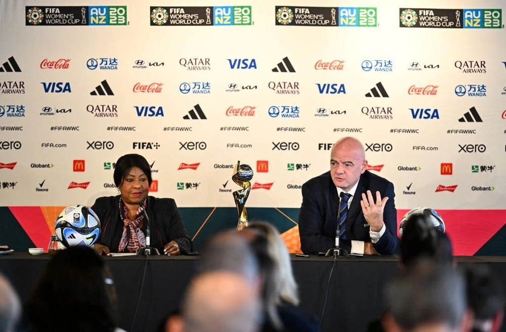 Chủ tịch FIFA Gianni Infantino (phải) và Tổng thư ký FIFA Fatma Samoura giữ liên lạc thường xuyên với các đội tuyển nữ bị ảnh hưởng từ sự cố xả súng. 