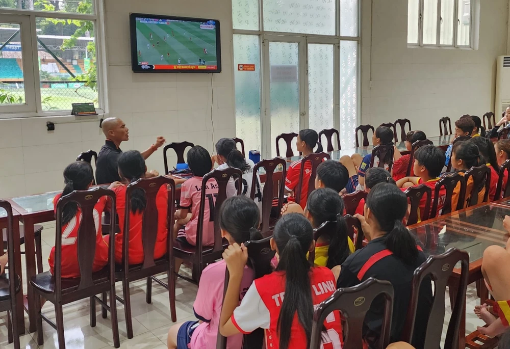 Các tài năng trẻ của bóng đá nữ TPHCM theo dõi trận ra quân của đội tuyển nữ Việt Nam ở World Cup nữ 2023. ẢNH: TÂM HÀ 