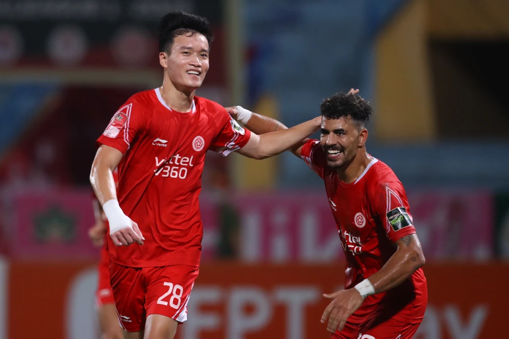 Hoàng Đức và ngoại binh Essam đóng góp 3 bàn thắng trong chiến thắng 4-0 của Viettel FC trước Hà Tĩnh. ẢNH: MINH HOÀNG 