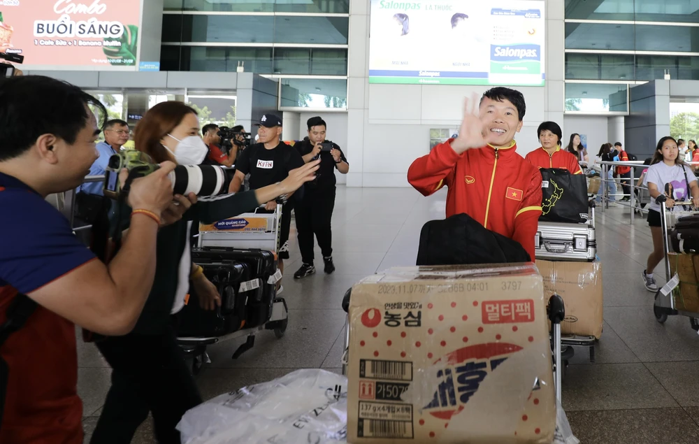 Đội tuyển nữ Việt Nam rạng ngời trong ngày trở về TPHCM. ẢNH: DŨNG PHƯƠNG 