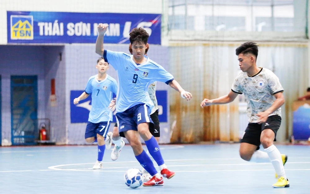 U20 Thái Sơn Nam TPHCM và U20 Tân Hiệp Hưng đang thử sức ở Giải U20 TPHCM mở rộng trước khi tham dự Giải U20 quốc gia 2023. ẢNH: TÂM HÀ