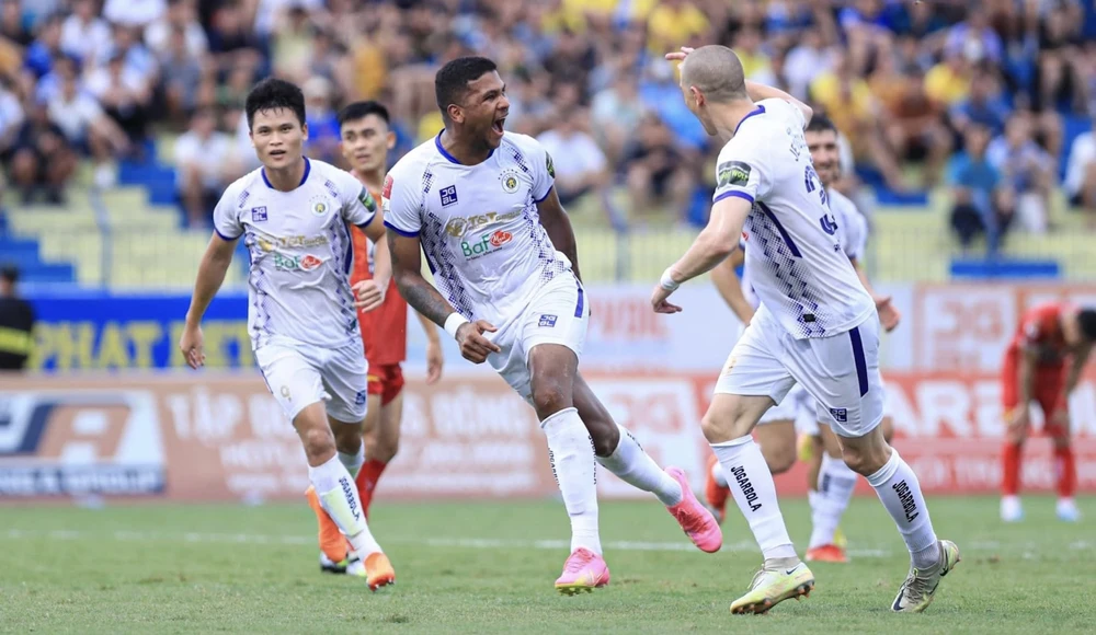 Tiền đạo Caion lập hat-trick cho Hà Nội FC. 