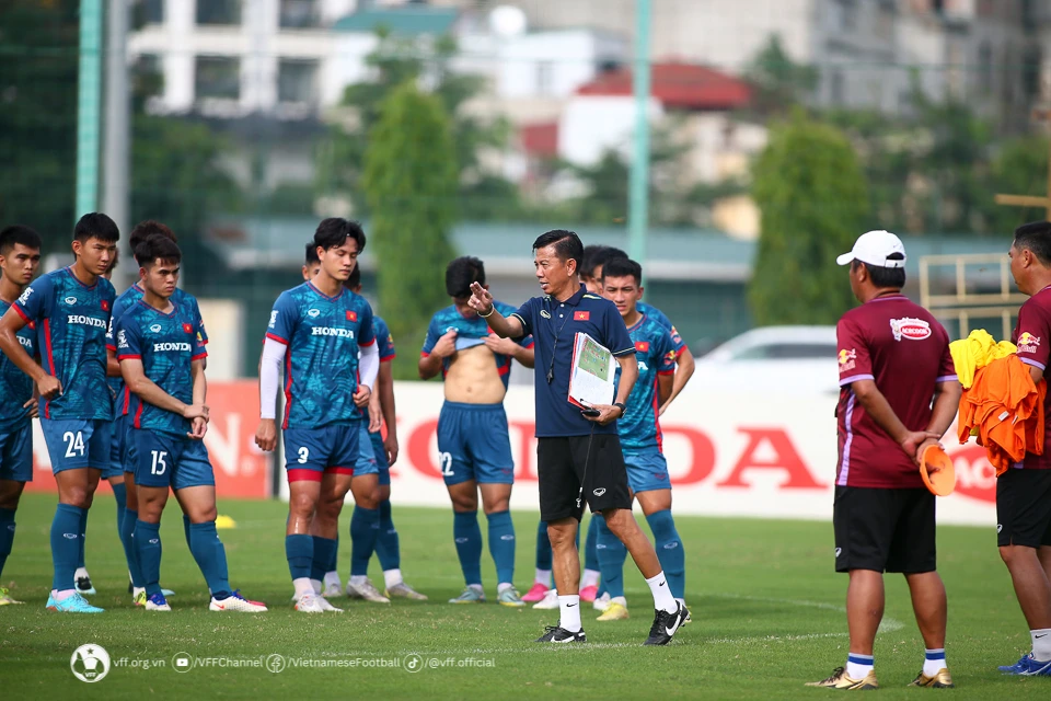 HLV Hoàng Anh Tuấn gút danh sách 26 cầu thủ U23 Việt Nam sang Thái Lan.