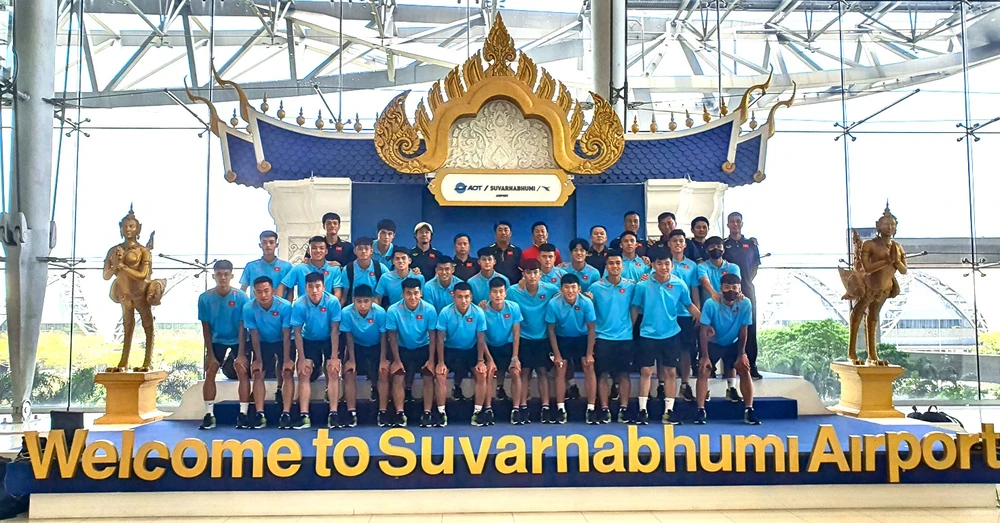 U23 Việt Nam háo hức khi đặt chân đến sân bay quốc tế Suvarnabhumi (Thái Lan). 