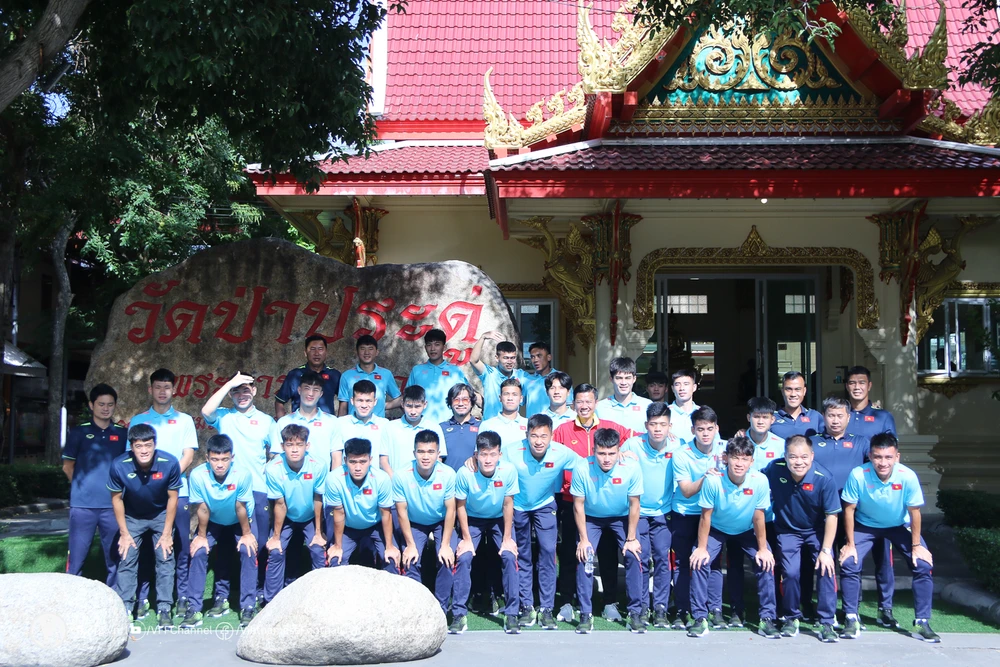 U23 Việt Nam thăm ngôi đền Pa Pardu nổi tiếng ở TP Rayong (Thái Lan) trước Giải U23 Đông Nam Á 2023.