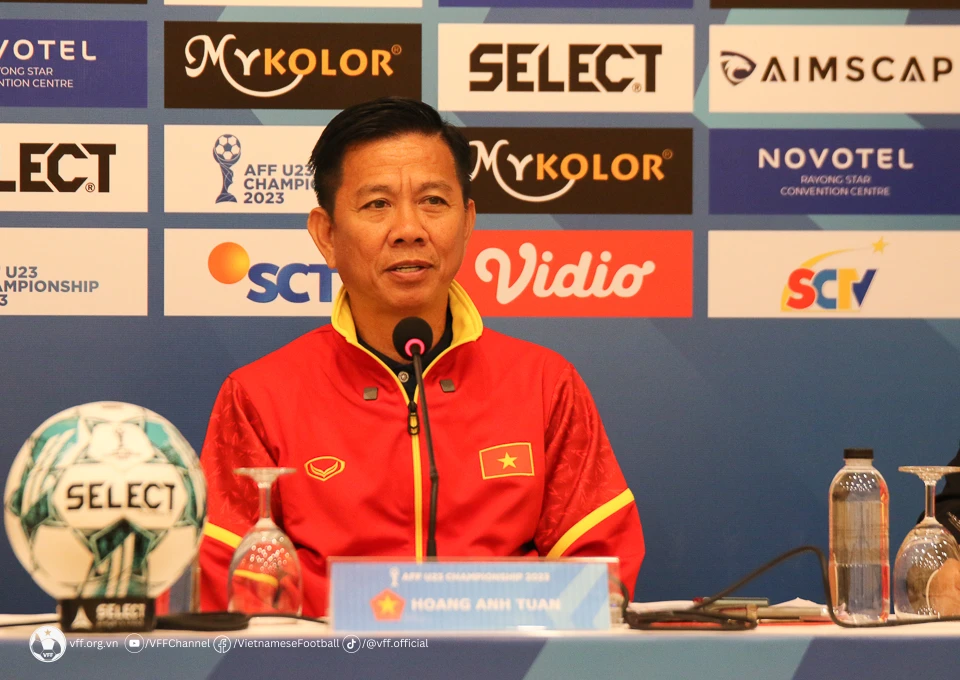 HLV Hoàng Anh Tuấn sẽ giúp các cầu thủ có sự tiến bộ hơn sau trận đấu với U23 Lào. 