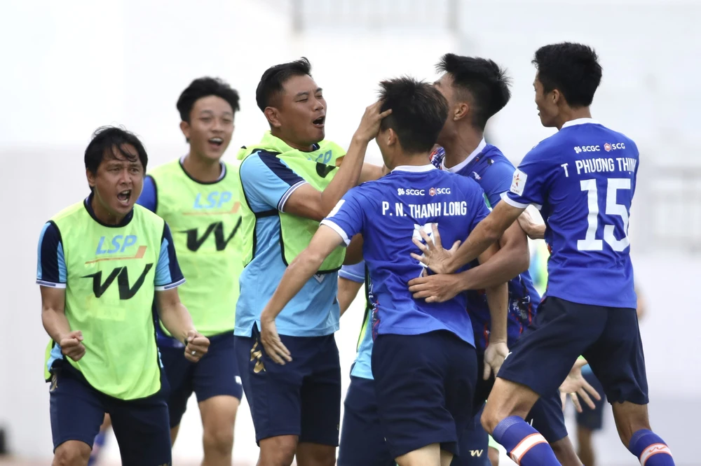 Niềm vui của HLV Nguyễn Minh Phương cùng các cầu thủ BR-VT sau khi trụ hạng thành công. ẢNH: DŨNG PHƯƠNG 