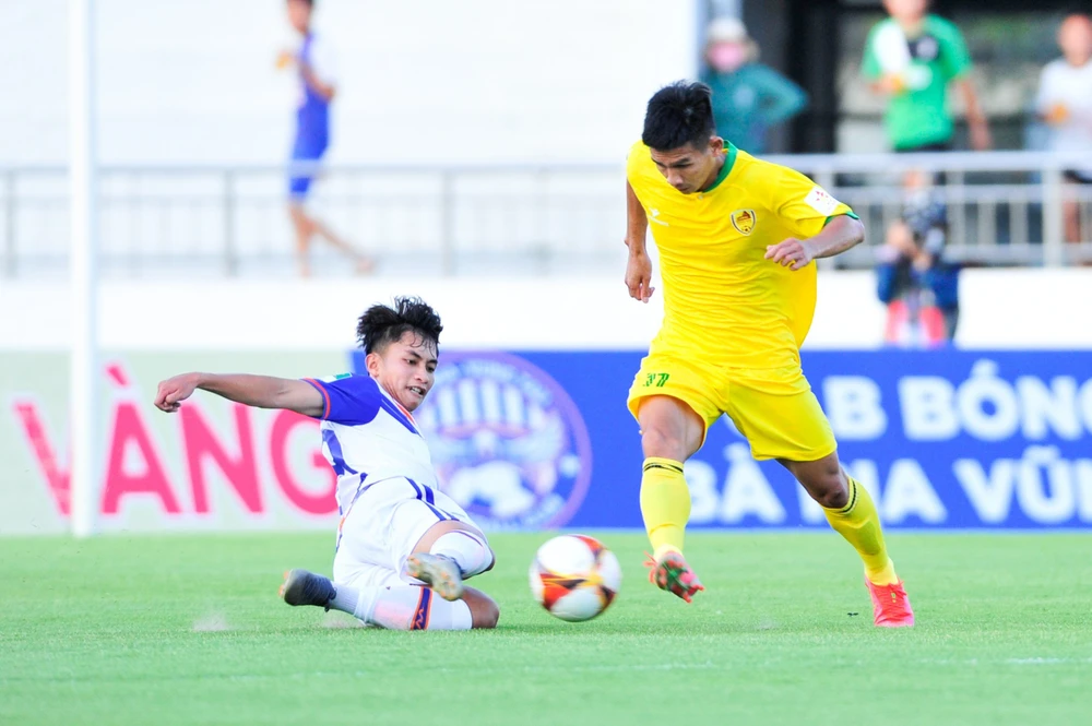 Quảng Nam (áo vàng) nắm quyền tự quyết trong cuộc đua giành tấm vé duy nhất thăng hạng V-League 2023-24