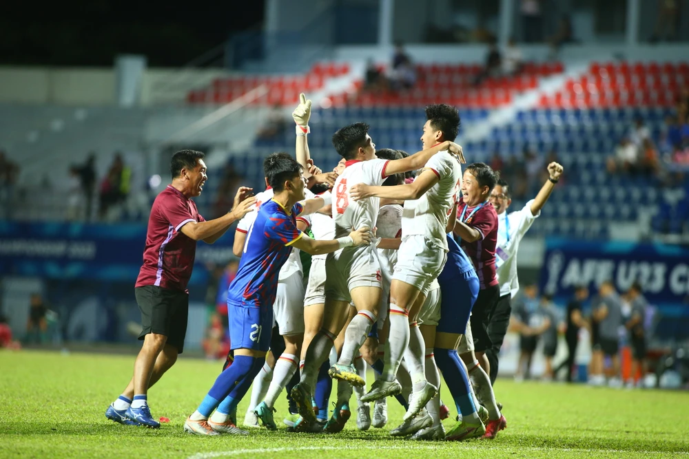 U23 Việt Nam ôm nhau ăn mừng sau chức vô địch Giải U23 Đông Nam Á 2023