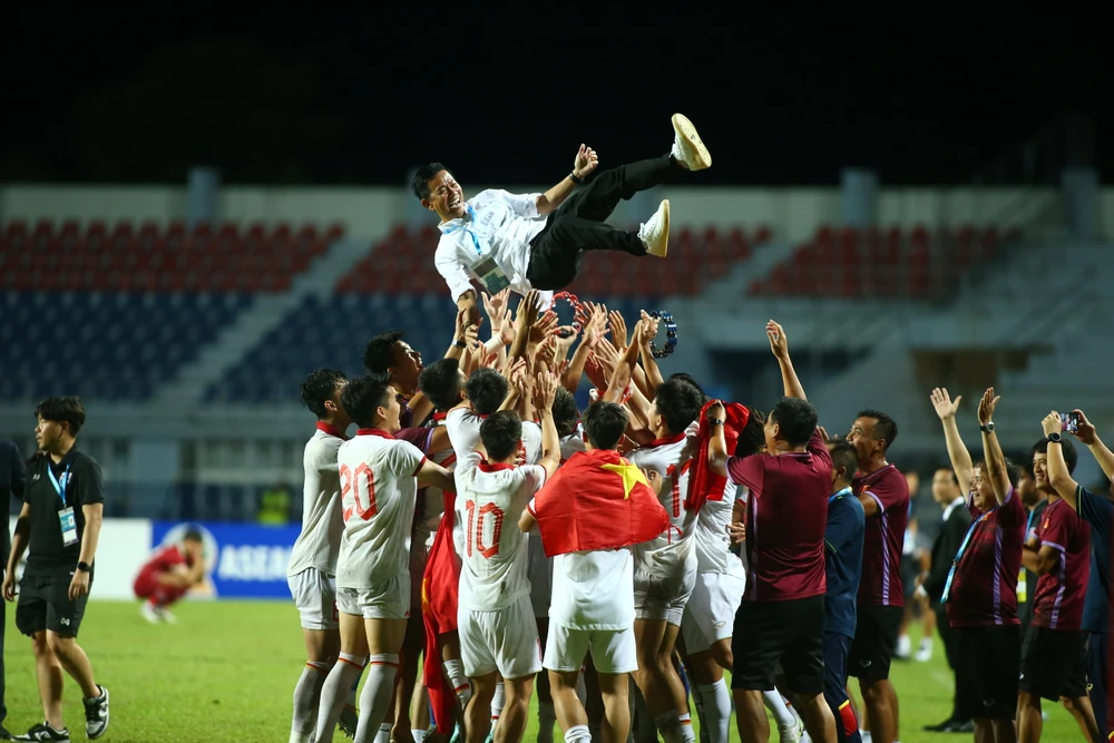 Các tuyển thủ U23 Việt Nam nâng cao HLV Hoàng Anh Tuấn sau chức vô địch Giải U23 Đông Nam Á 2023. ẢNH: NGHĨA HƯNG