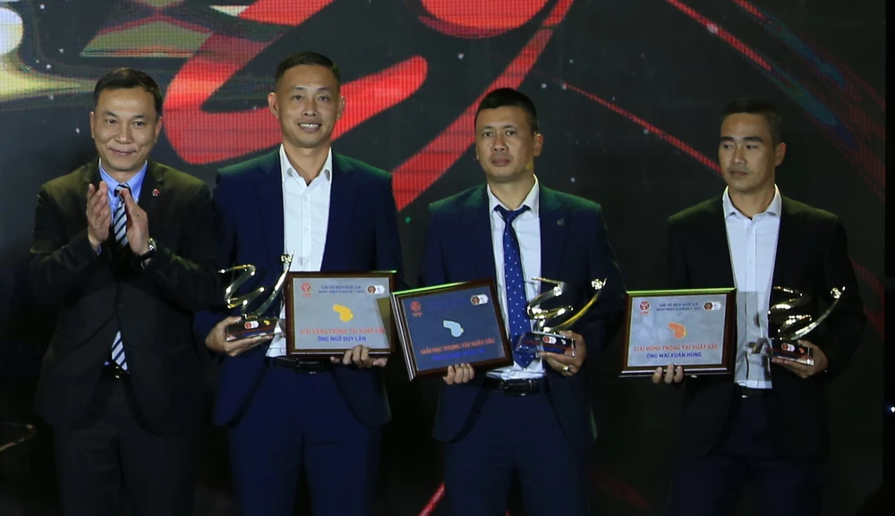 Chủ tịch VFF Trần Quốc Tuấn (ngoài cùng bên trái) vinh danh lần lượt ba trọng tài Ngô Duy Lân (Còi Vàng 2023), Hoàng Ngọc Hà (Còi Bạc) và Mai Xuân Hùng (Còi Đồng)