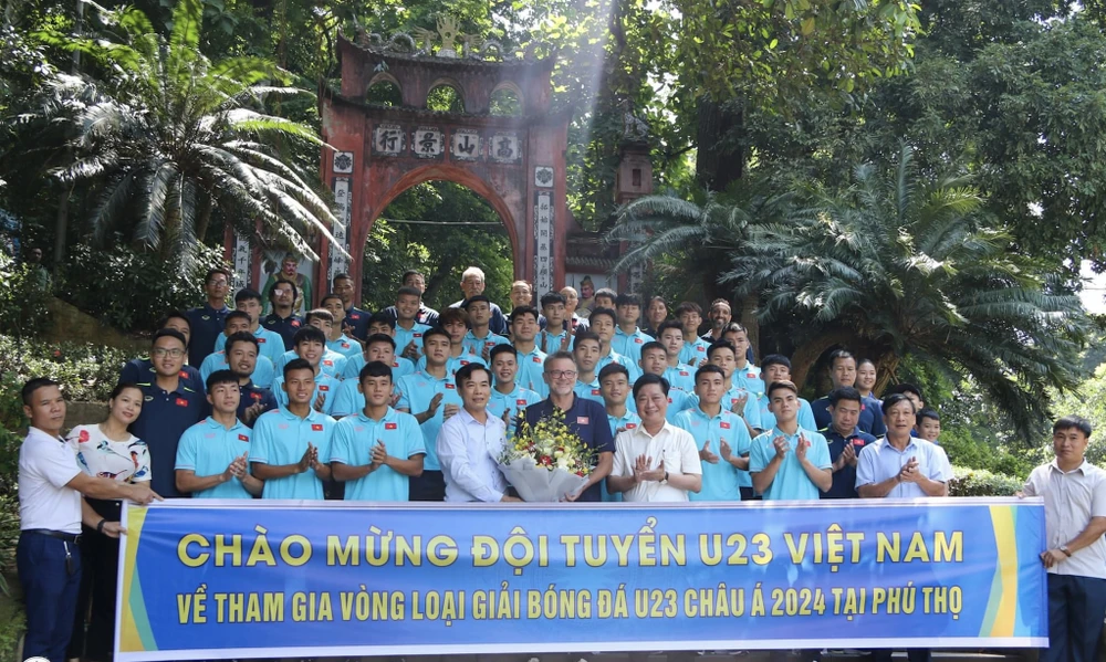 U23 Việt Nam dâng hương tưởng niệm các Vua Hùng trước khi tham dự vòng loại Giải U23 châu Á 2024. 