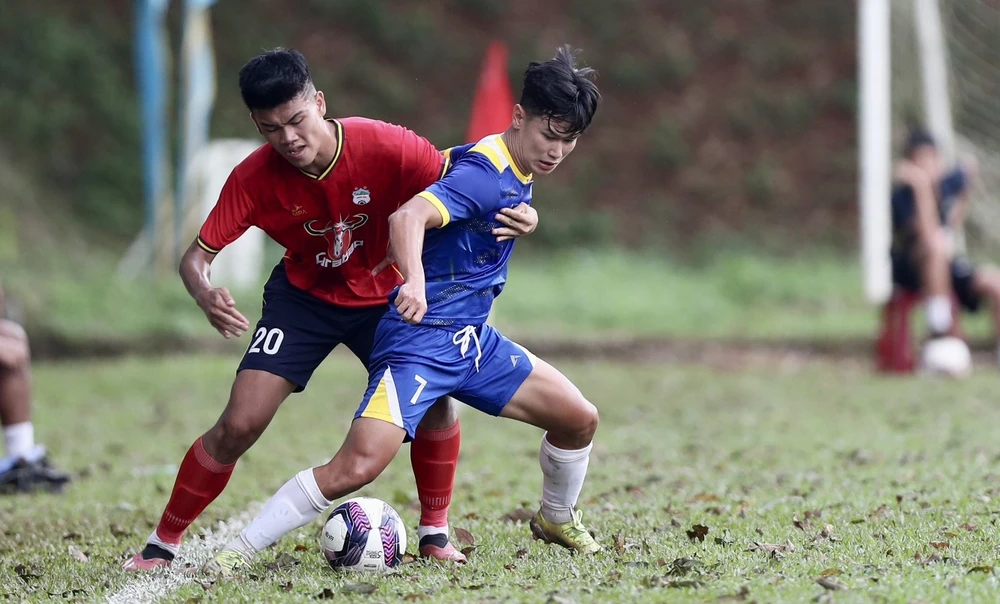 U21 HA.GL (áo đỏ) bất ngờ thua U21 Quảng Ngãi ở trận ra quân vòng loại U21 quốc gia 2023. 
