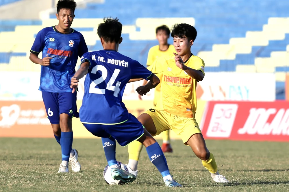 U21 Hà Nội (áo vàng) cầm hòa U21 Đà Nẵng (áo xanh) ở lượt trận cuối bảng A để gặp U21 Viettel tại vòng tứ kết. ẢNH: KHẢ HÒA 