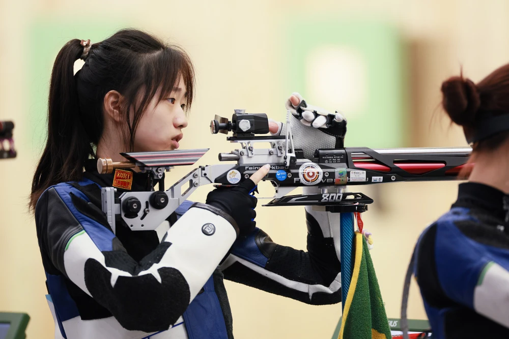 Nữ xạ thủ Huang Yuting giành 2 huy chương vàng cho bắn súng Trung Quốc trong ngày thi đấu chính thức đầu tiên ở ASIAD 19. 
