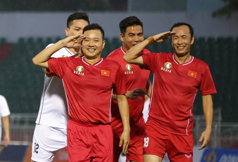 Bộ đôi cựu cầu thủ Thể Công Nguyễn Hồng Sơn và Đặng Phương Nam tái hiện kiểu chào của nhà lính để ăn mừng bàn thắng. ẢNH: NGUYỄN HOÀNG 