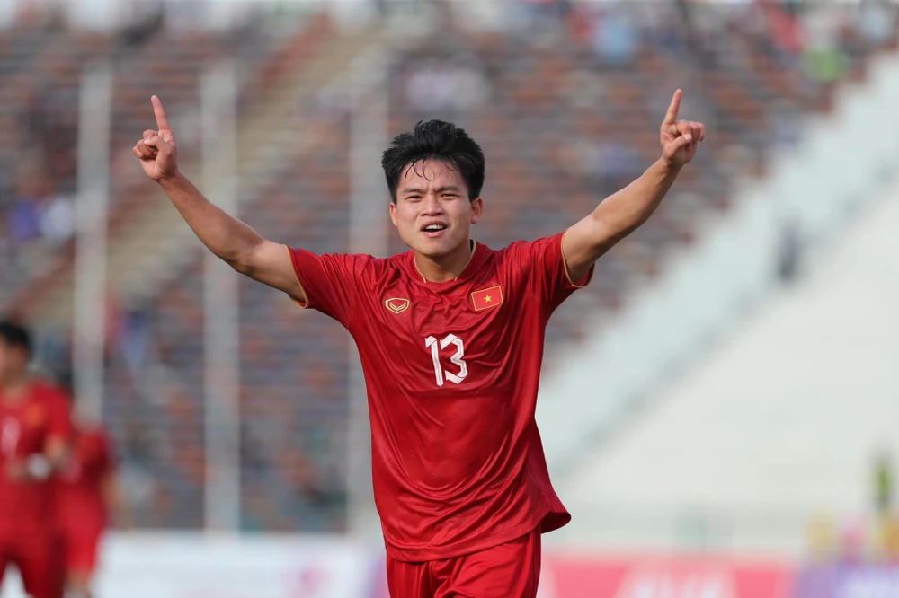 Hồ Văn Cường có lần đầu tiên được triệu tập lên đội tuyển Việt Nam. 